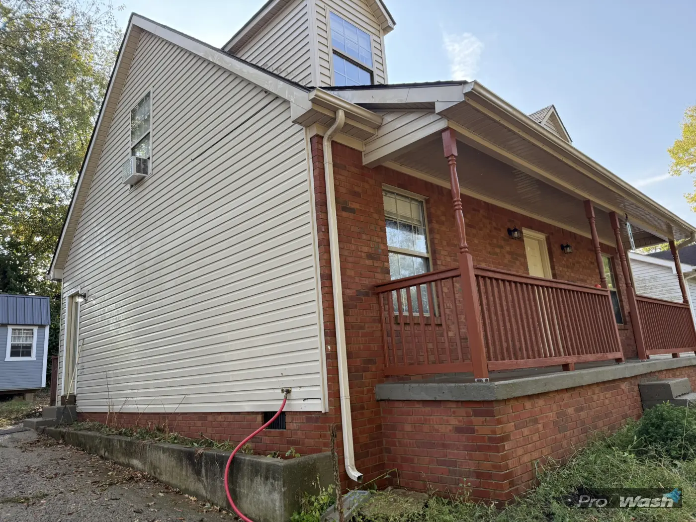 dirt and algae showing on the vinyl siding in lexington